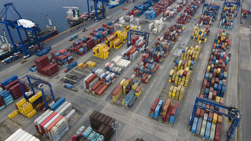 Fıstık çuvalları arasına gizlenmiş |