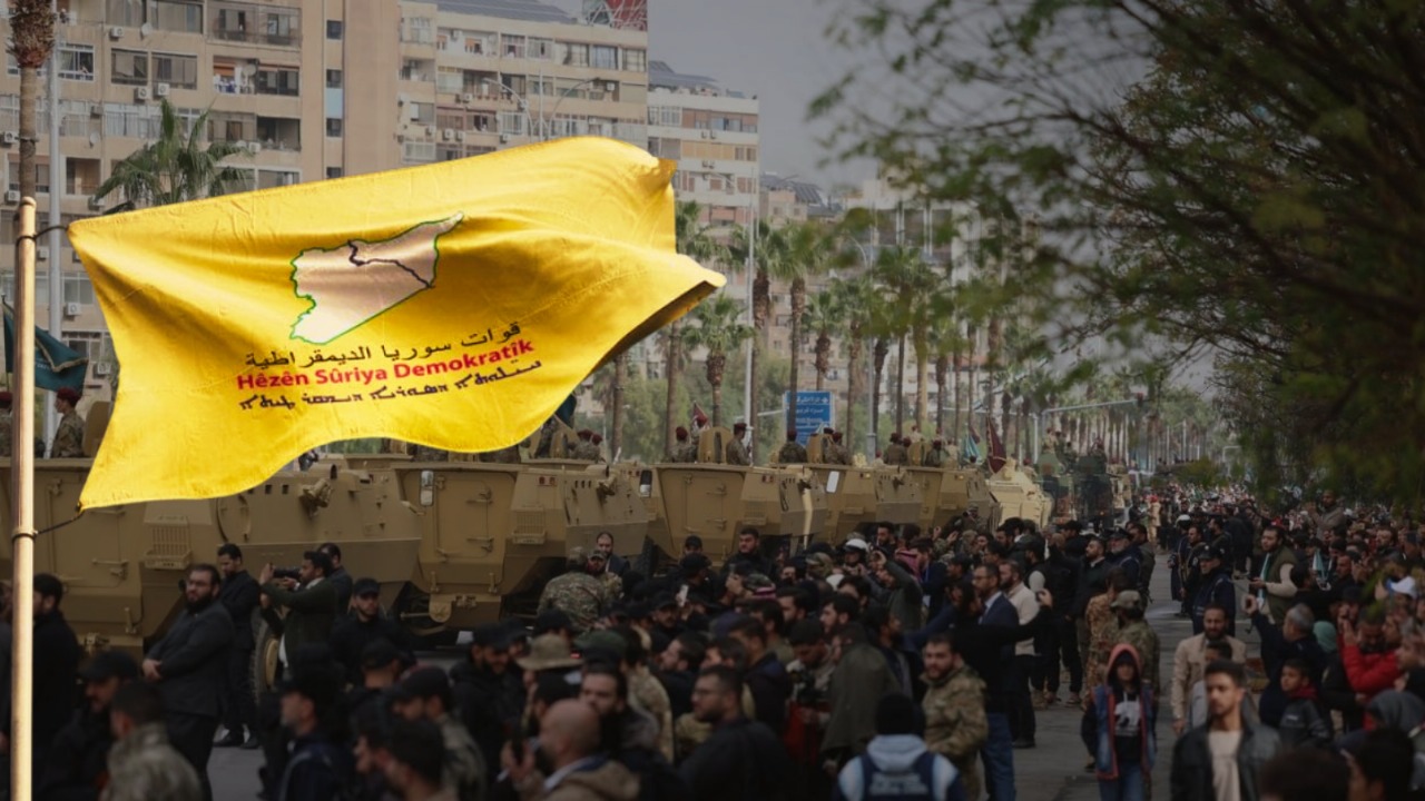 Şam’ın törenlerinde DSG ve Özerk Yönetim’e tehditler |