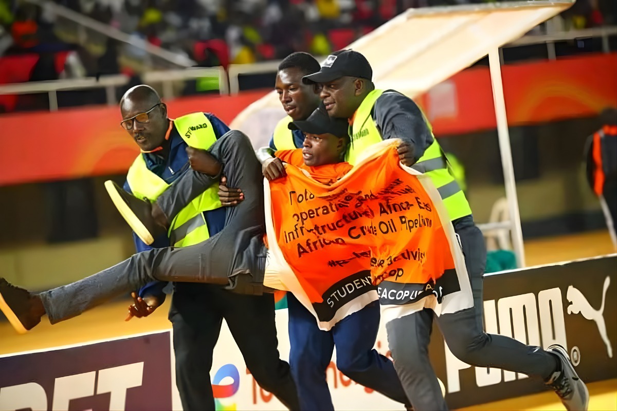 Afrika Kupası sahada, Total Enerji tribünde  I