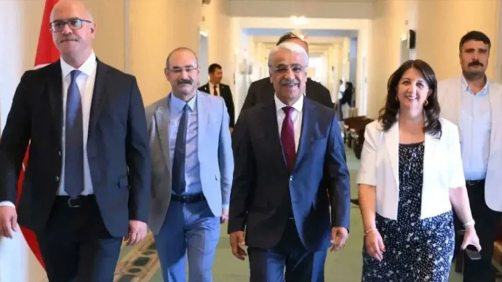 CHP görüşmesi Pazartesi günü | — İmralı Heyeti'nin AKP ile görüşmesi başladı görseli