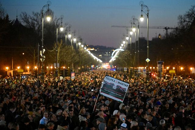 Macaristan’da on binler sokakta |