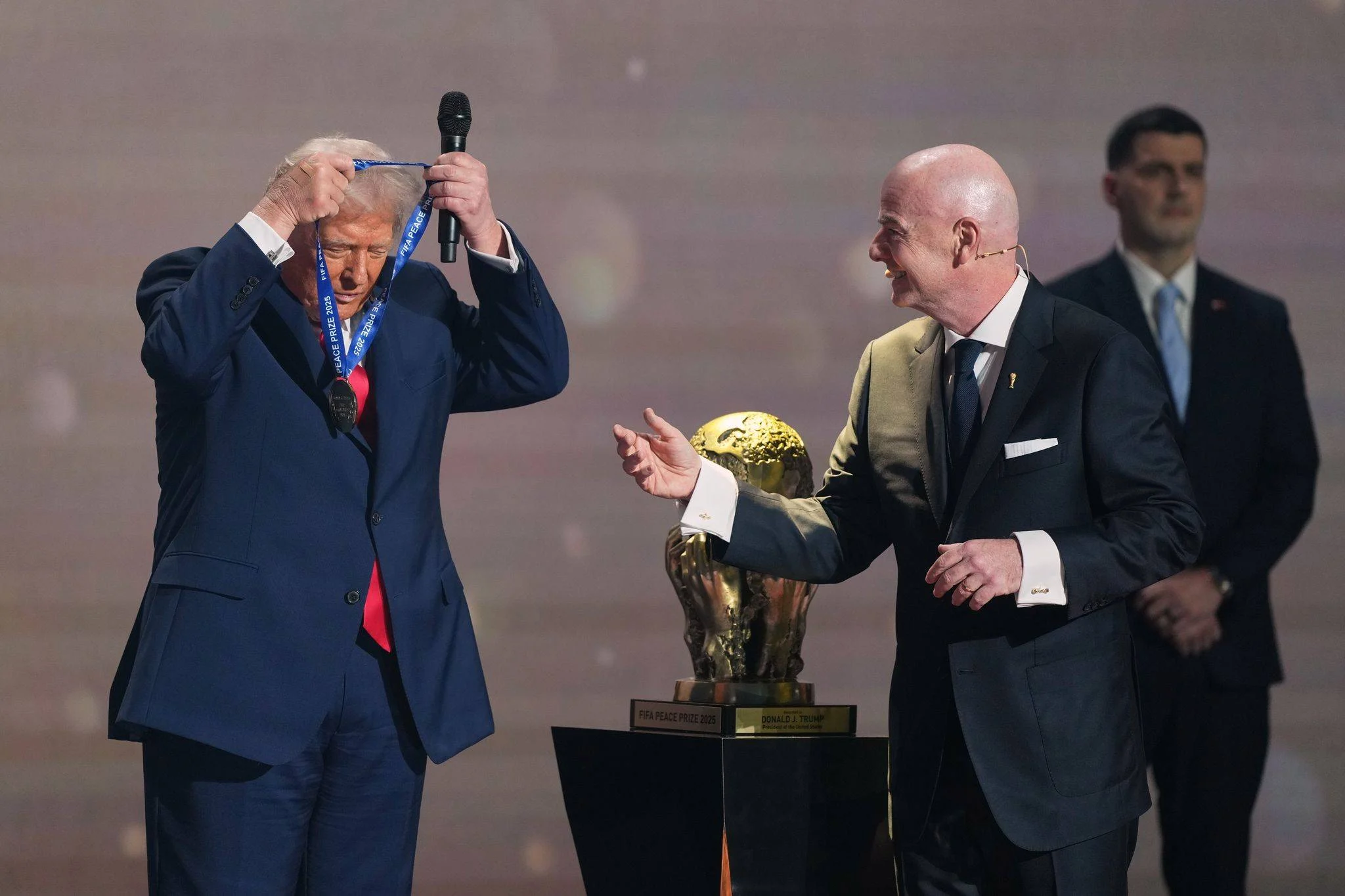 Nobel olmadı, ama FIFA var! |