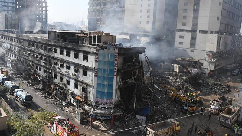 Pakistan’da alışveriş merkezindeki yangın l