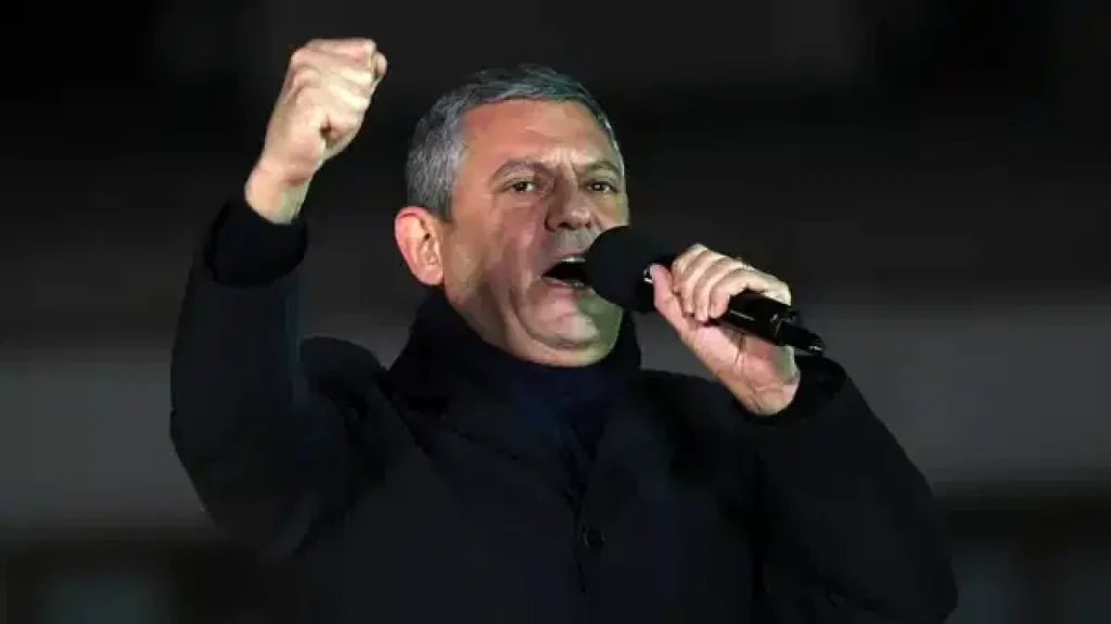 CHP emekli maaşı yasasını AYM’ye götürecek | — Özel’den Erdoğan’a: Fakir sevmez görseli