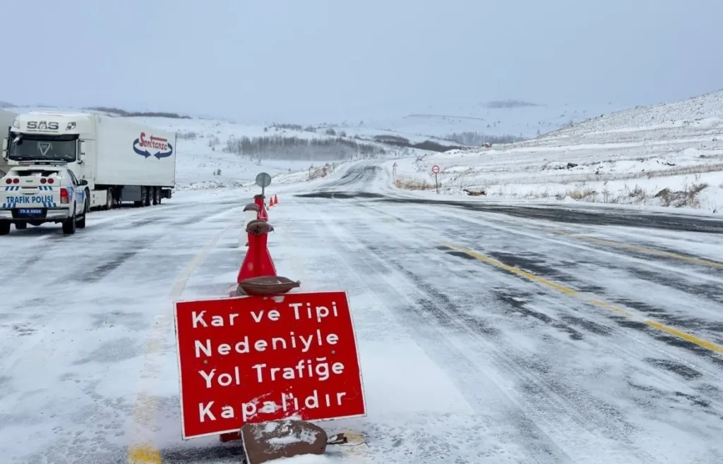 AA-20231127-33036052-33036050-ARDAHANARTVIN_KARA_YOLU_AGIR_TONAJLI_ARAC_GECISINE_KAPATILDI