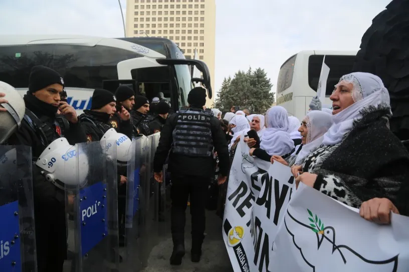 Fidan’ı protesto etmek için Dışişleri Bakanlığı önündeler |