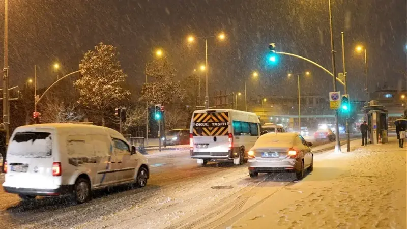 İstanbul’da kar yağışı gece boyu sürdü | — Ulaşım aksadı, seferler iptal edildi, motokuryelere yasak görseli