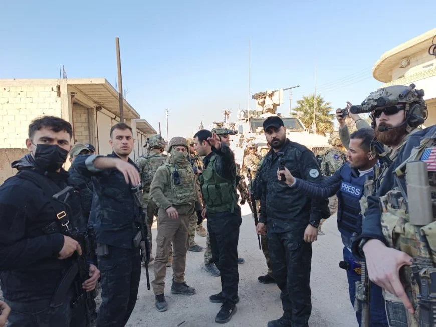 Barrack: Şam ve DSG’nin entegrasyona dönmesi için çalışıyoruz | — DSG ve Uluslararası Koalisyon heyeti Dêr Hafir'da görseli