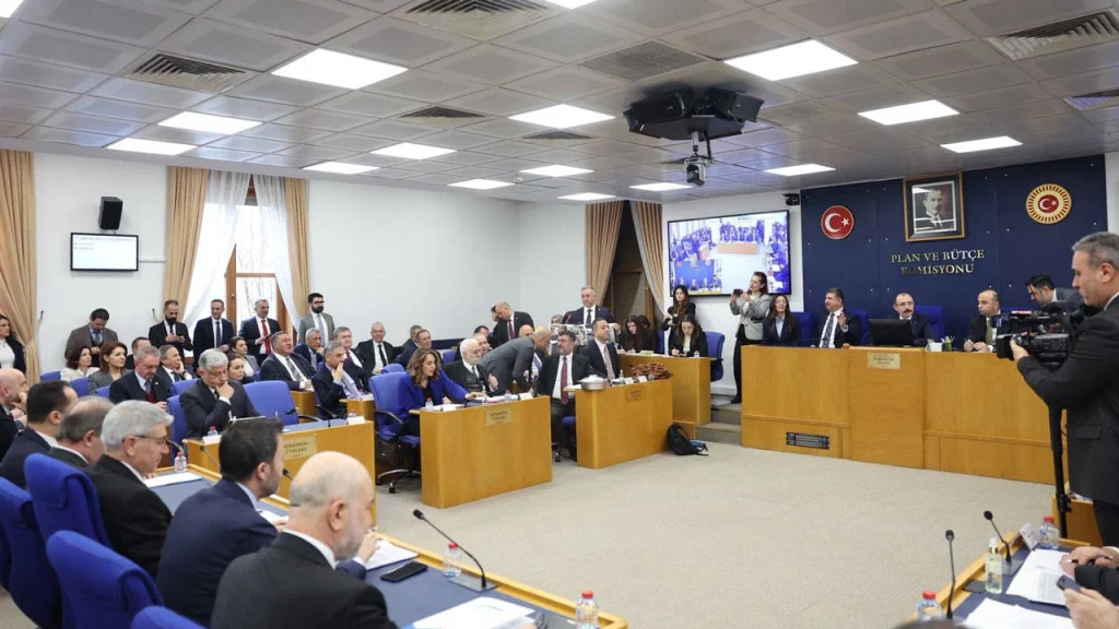 en-dusuk-emekli-ayligina-iliskin-duzenleme-meclis-komisyonu-nda-kabul-edildi