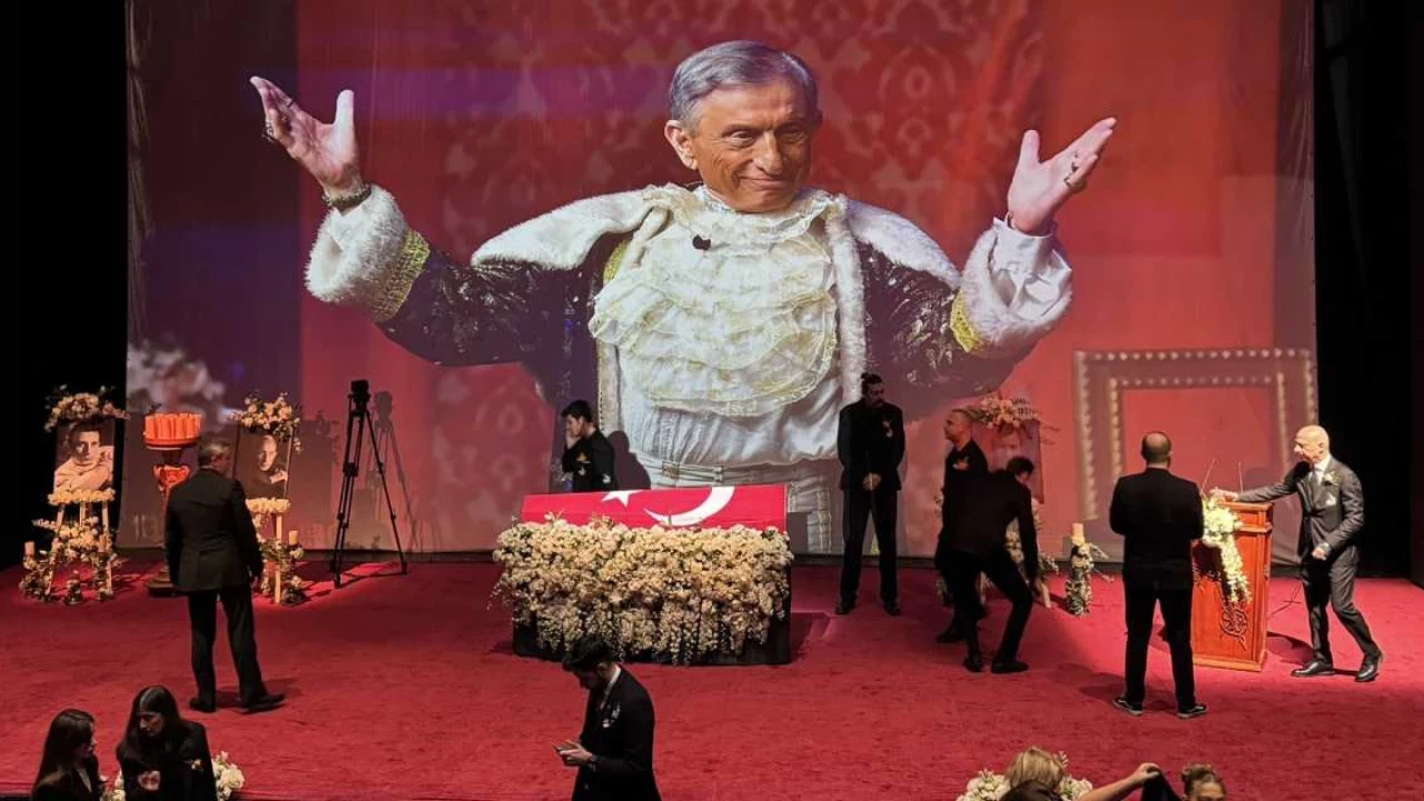 Son kez sahneye çıktı l