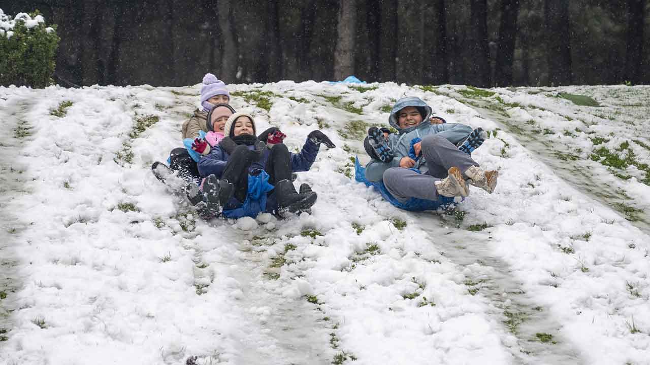 Köy yolları kapandı, okullar tatil edildi l