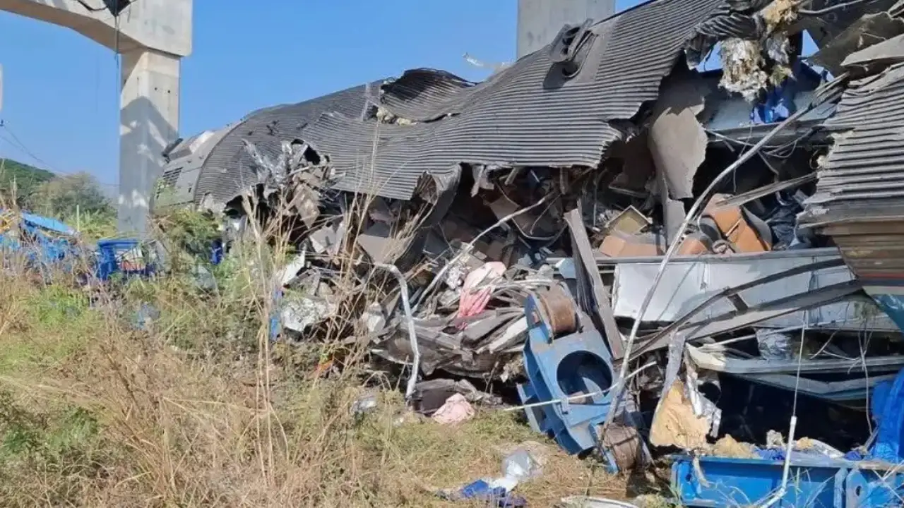 Tayland’da vinç yolcu treninin üzerine düştü: