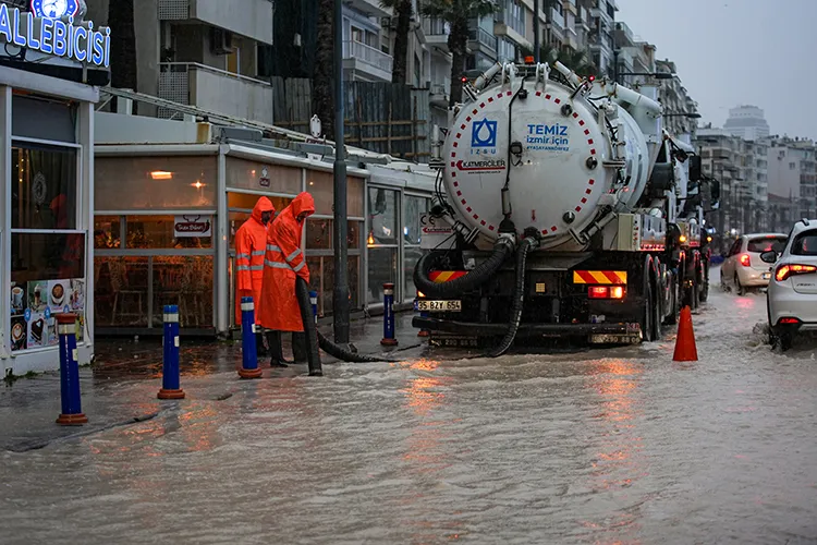 Sel ve su baskını | — İzmir’de 3 kişi yaşamını yitirdi, 1 kişi kayıp görseli