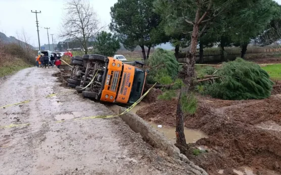 Beton mikseri devrildi |