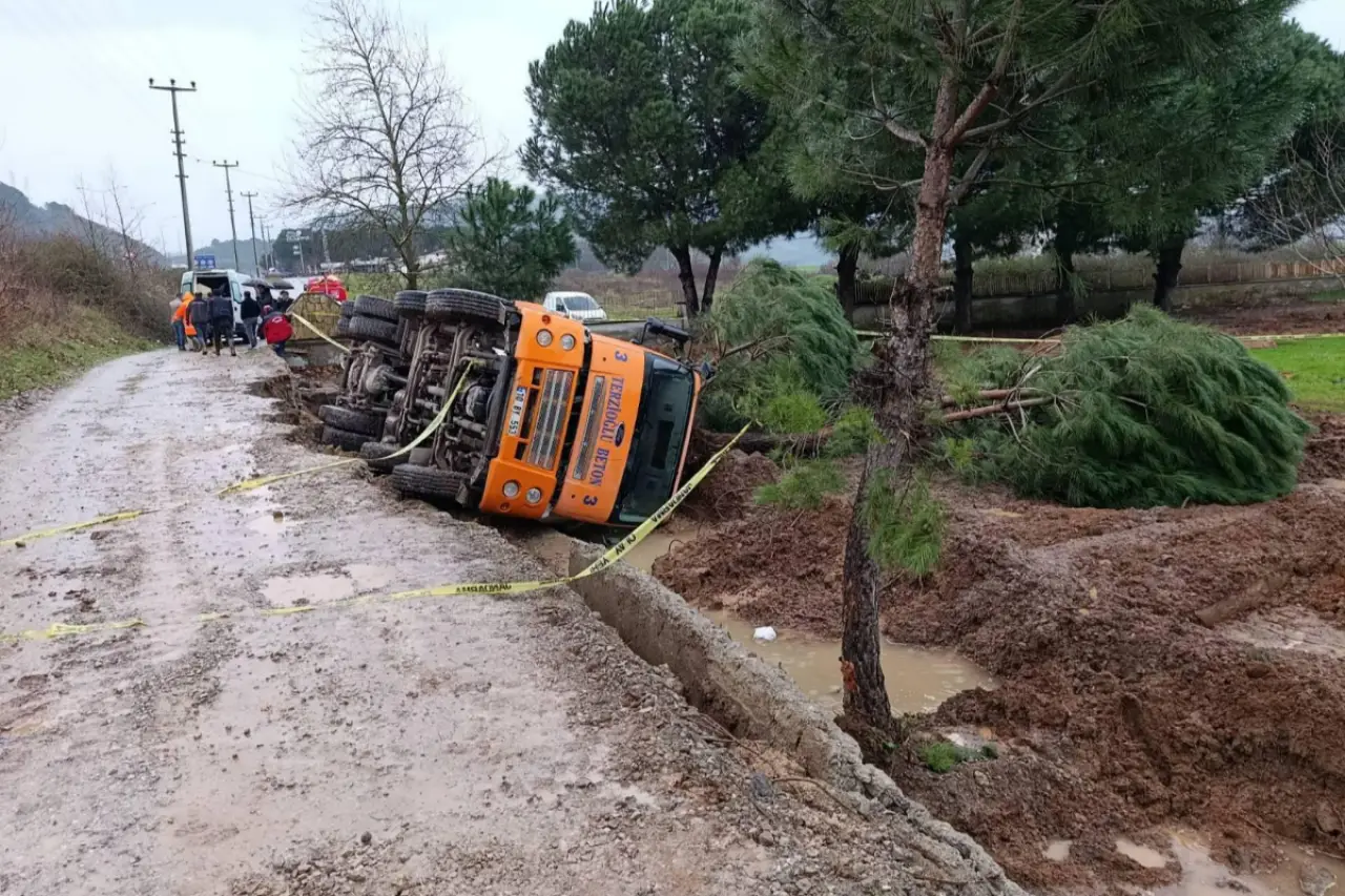 Beton mikseri devrildi |