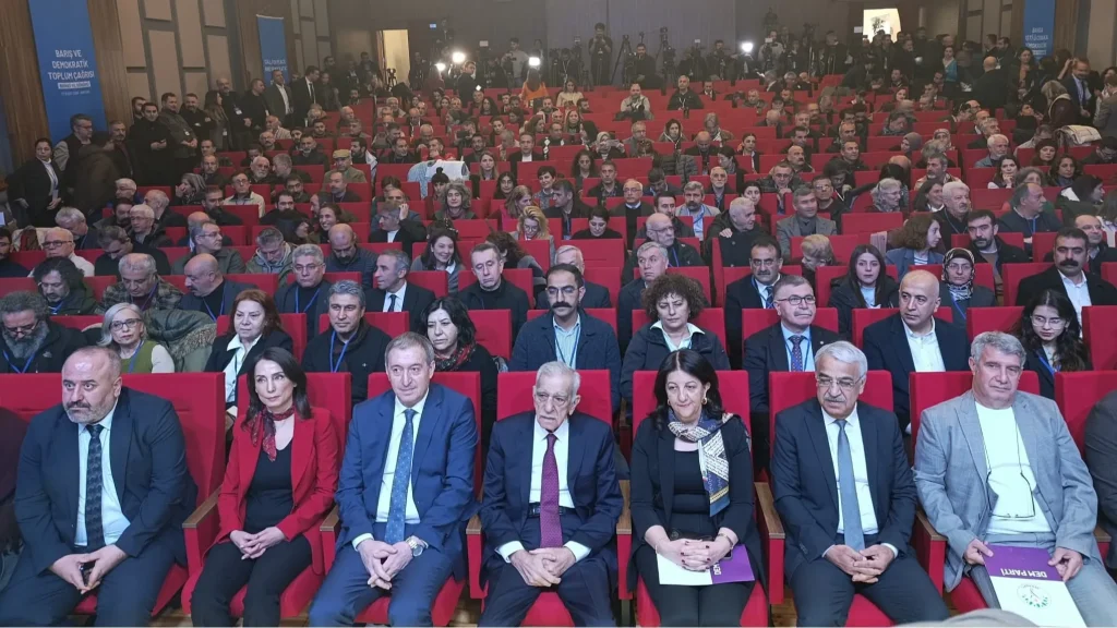 Öcalan’ın açıklamasına kim ne tepki verdi? | — Yeni aşama ve devletin sorumluluğuna işaret ediliyor görseli