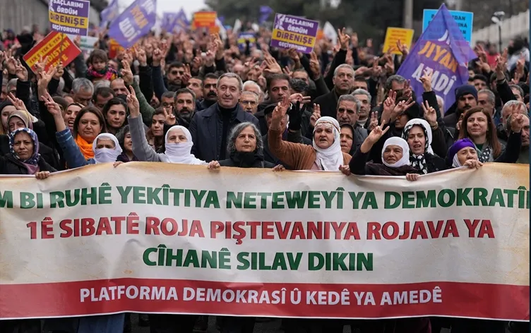 Diyarbakır’da on binlerce kişi yürüdü | — Bakırhan: Rojava Kürtlerin kırmızı çizgisidir görseli