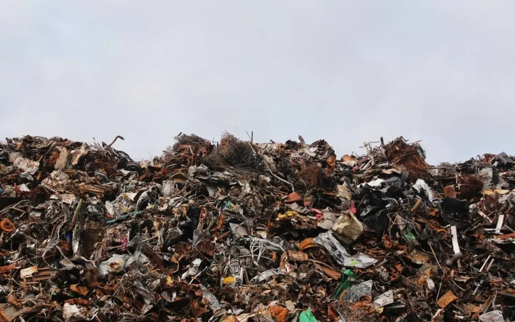 buca-ve-foca-belediyelerine-9-4-milyon-liralik-usulsuz-atik-depolama-cezasi