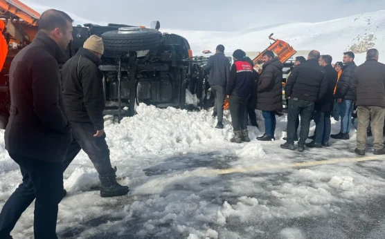 Çaldıran’da kar küreme aracı devrildi: