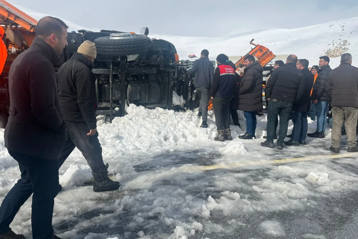 Çaldıran’da kar küreme aracı devrildi: