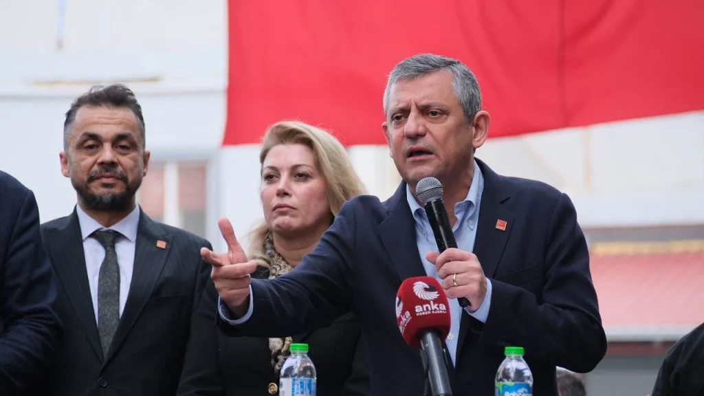 chp-lideri-ozgur-ozel-osmaniyede-vatandaslarla-bulustu