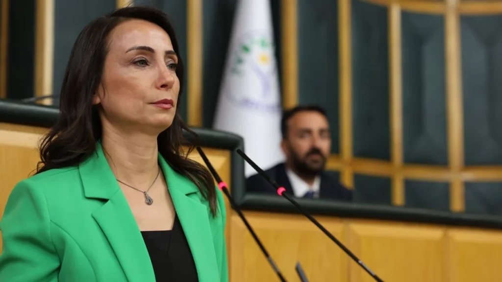 dem-partide-secim-sonrasi-ilk-grup-toplantisi-hatimogullari-bu-secimler-akp-mhp-ortakliginin-gidecek-yolunun-kalmadigini-gostermistir-xv35-1200×675