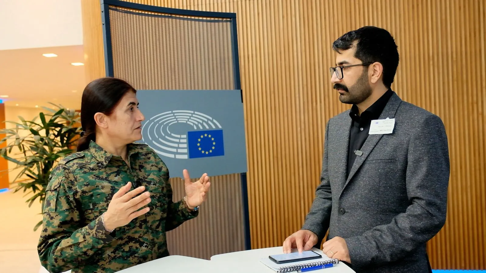 Askeri üniformasıyla Avrupa Parlamentosu'nda |