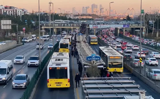 Otobüs, minibüs, taksi, deniz ulaşımı |