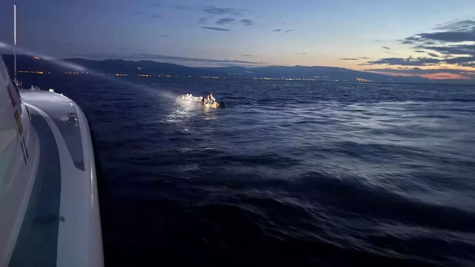 İzmir’de göçmenleri taşıyan bot battı |