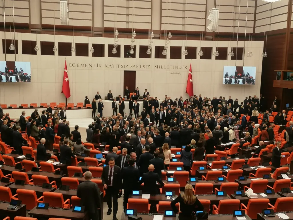 Yeni Bakanlar: ‘Sicil’leri, açıklamaları, kararları | — Bakan Gürlek yemin etti, Meclis'te kavga çıktı görseli