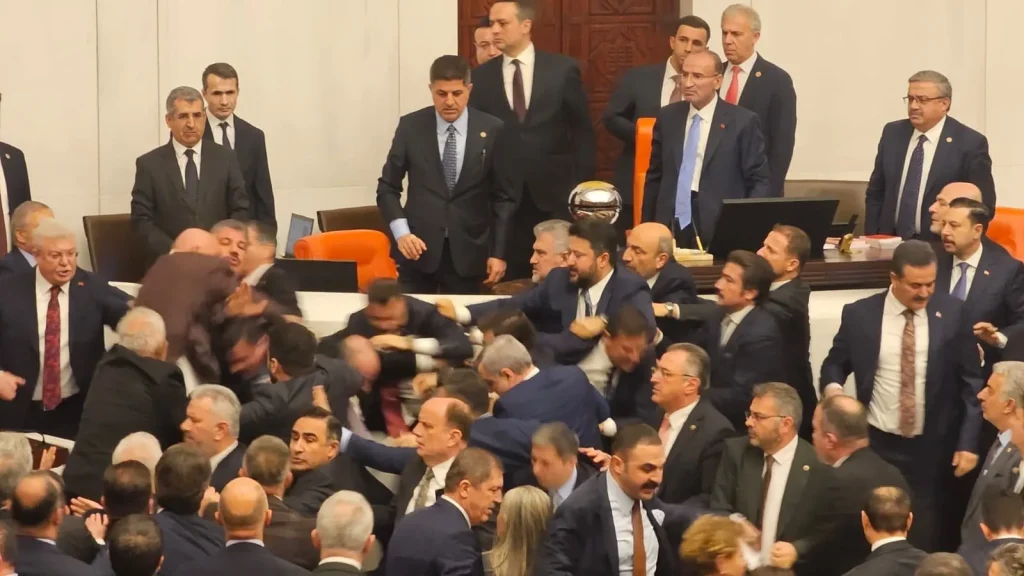 Yeni Bakanlar: ‘Sicil’leri, açıklamaları, kararları | — Bakan Gürlek yemin etti, Meclis'te kavga çıktı görseli