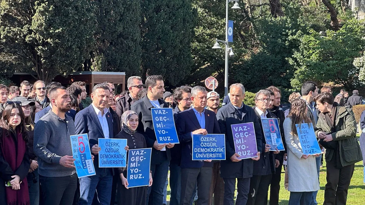 Rektörlüğe sırtını döndü l