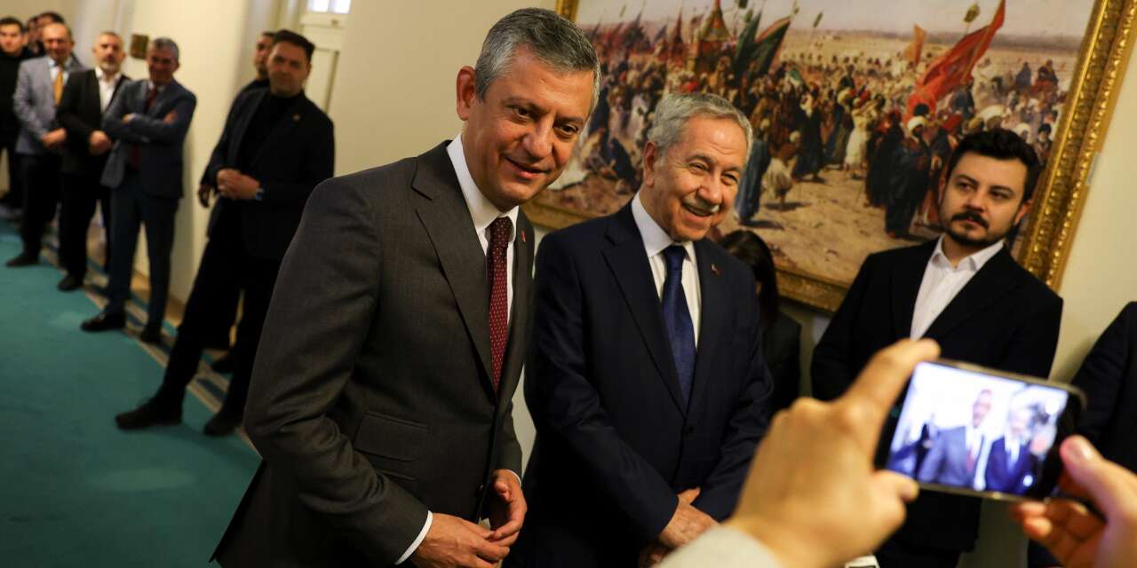 Özgür Özel, Bülent Arınç’ı ziyaret etti l