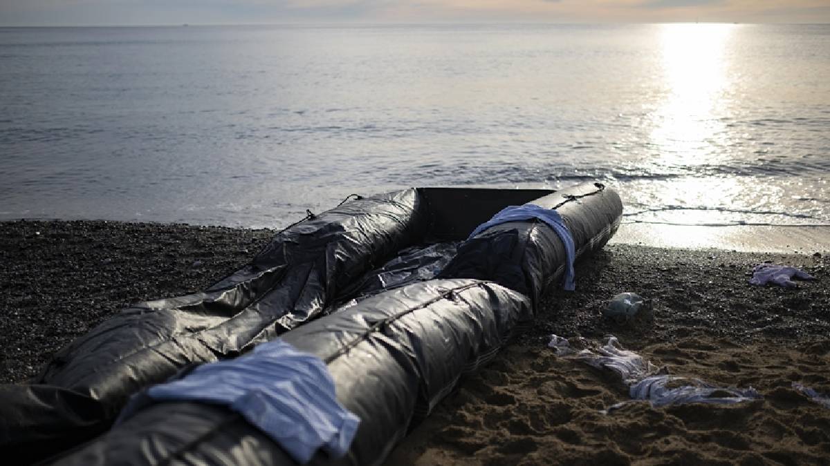 Antalya açıklarında sahil güvenlik ve göçmen botu çarpıştı |