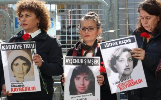 19 kadın ve 3 yaşında bir çocuk |