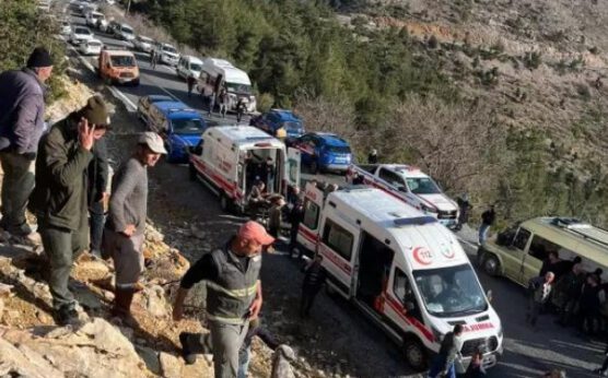 Mersin’de işçileri taşıyan minibüs kaza yaptı: