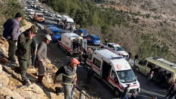 Mersin’de işçileri taşıyan minibüs kaza yaptı: